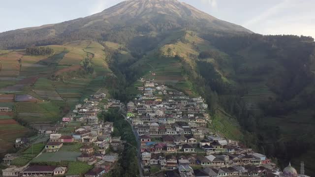 晴朗的早晨，Dusun Butuh尼泊尔范爪哇无人机拍摄的画面视频素材