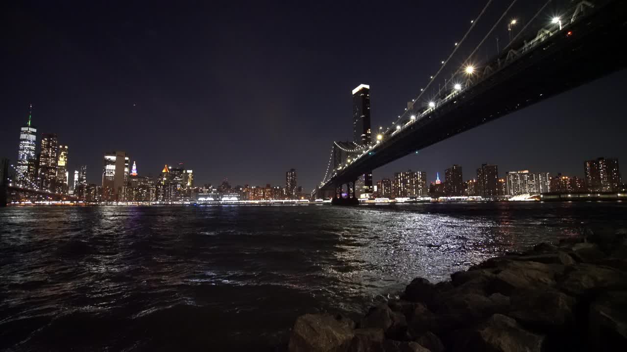 曼哈顿大桥夜景/纽约市，纽约，美国视频下载