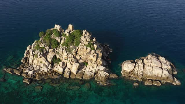 无人机俯瞰海洋和海滩上的岩石，Kho Tao岛泰国飞行在清澈的蓝色海水上方令人惊讶的低航拍海面。股票视频视频素材