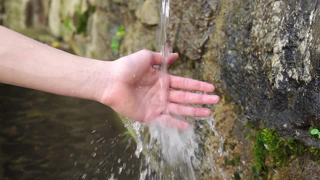 孩子摸到一股矿泉水视频素材