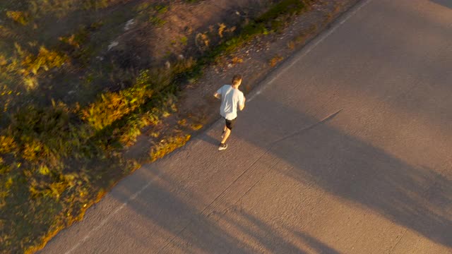 在柏油路上慢跑的人鸟瞰图视频素材