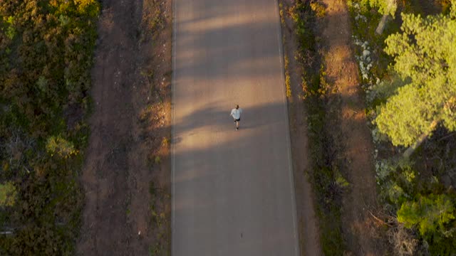 在柏油路上慢跑的人鸟瞰图视频素材