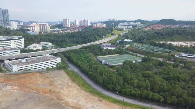 无人机视角下的工厂用地对高速公路和树干区域视频素材