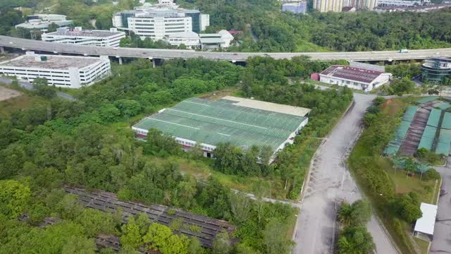 无人机视角的工厂建筑附近的住房区域视频素材