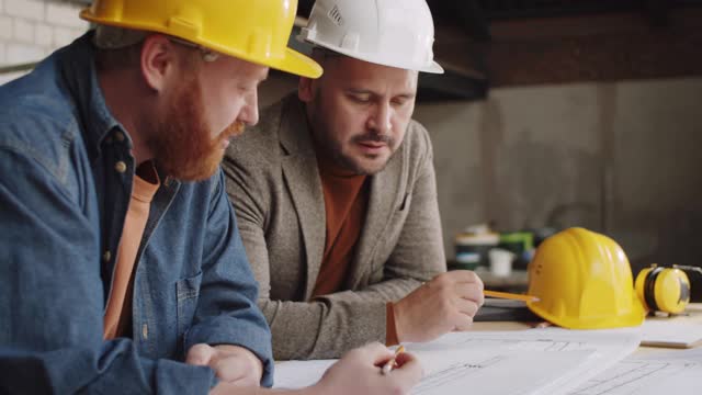 两位男建筑师讨论建筑规划视频素材