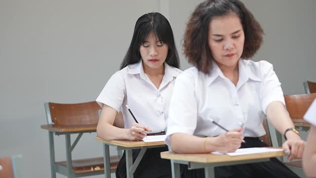 学生们在大学的教室里考试。视频素材