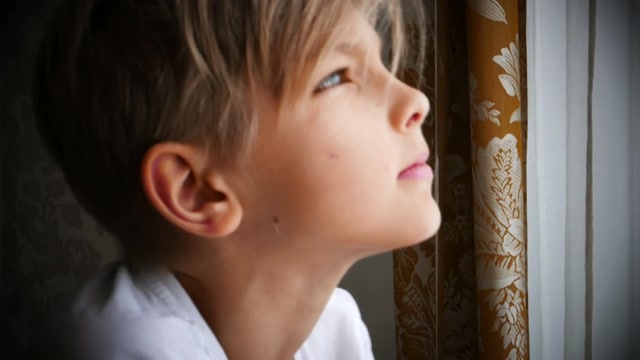 少年平静地看着窗外视频素材画面3