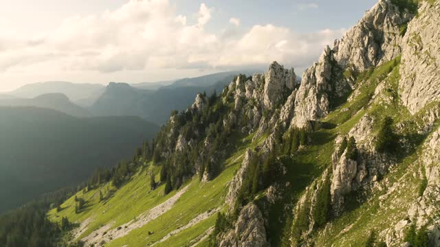 高山景色的鸟瞰图。视频素材