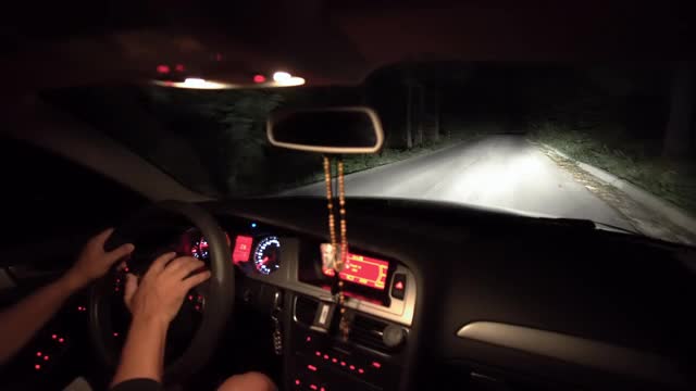 驾驶在下雨。高速公路夜间行驶车辆的视角视频素材