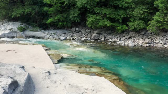 令人敬畏的塞里奥河与它的绿色和流动的水视频素材