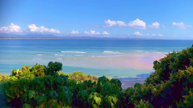 拜伦湾的海浪和蓝天视频素材