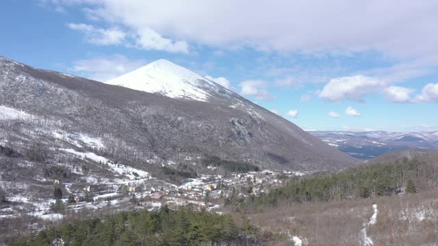 冬景与Rtanj山峰在云4K无人机视频视频素材