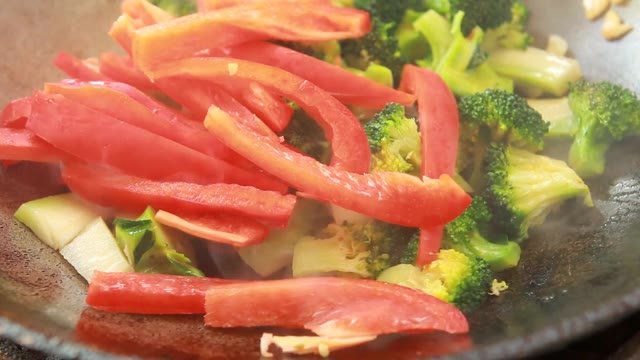 用平底锅炒花椰菜和甜椒视频素材画面1