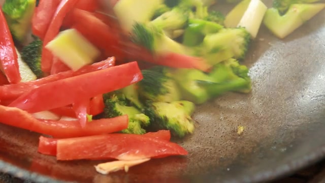用平底锅炒花椰菜和甜椒视频素材画面2