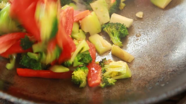 用平底锅炒花椰菜和甜椒视频素材画面3