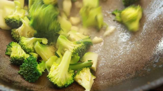 用平底锅煎西兰花视频素材画面1