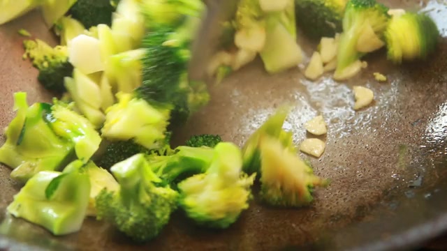 用平底锅煎西兰花视频素材画面2