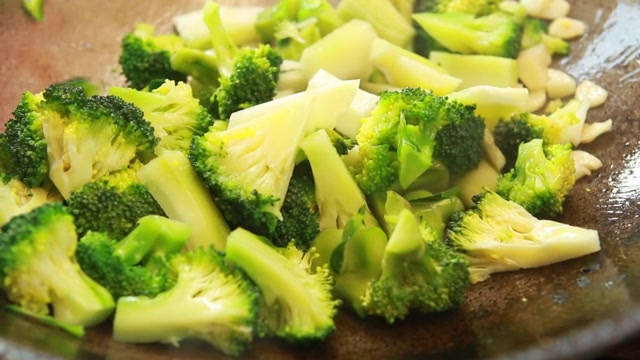 用平底锅煎西兰花视频素材画面3
