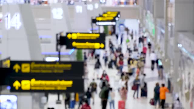 乘客在机场行走的高光镜头。新冠肺炎疫情后开通航空旅行。每个人都戴上防毒面具。模糊焦点视频素材