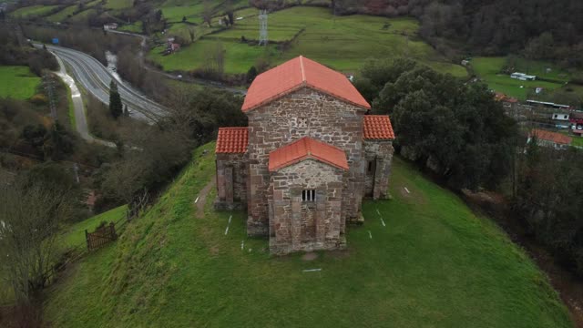 Santa Cristina de Lena Oviedo，西班牙阿斯图里亚斯教堂。视频素材