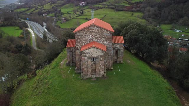 Santa Cristina de Lena Oviedo，西班牙阿斯图里亚斯教堂。视频素材