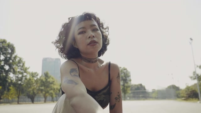 滑板公园里拿着长板的少女。视频素材画面1
