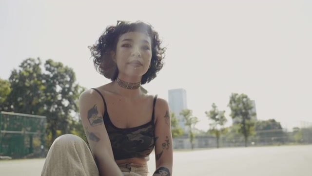 滑板公园里拿着长板的少女。视频素材画面2