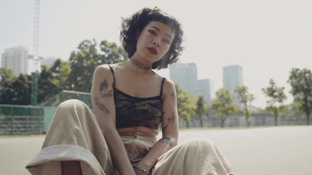 滑板公园里拿着长板的少女。视频素材画面3