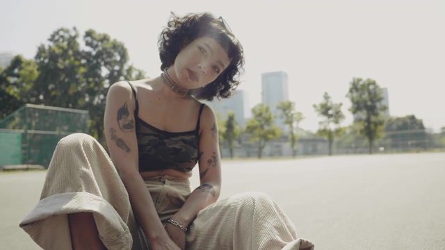 滑板公园里拿着长板的少女。视频素材画面4