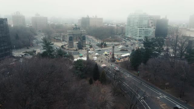 鸟瞰图布鲁克林的大军队广场在一个有雾的秋天下午视频素材