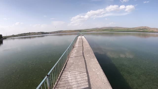 湖上的小码头。乡村风景优美，海岸上绿树成荫，水面一望无际视频素材