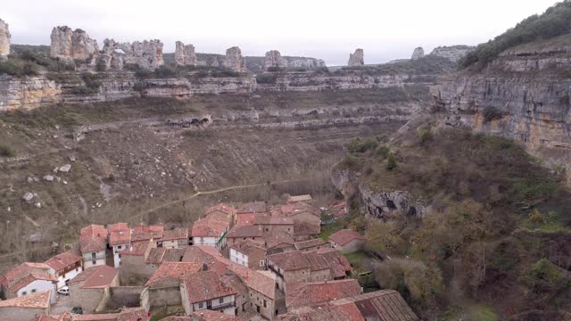 建在自然峡谷中的小镇视频素材