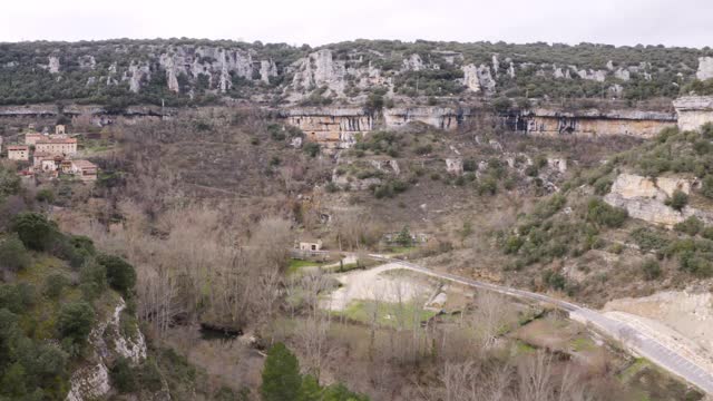 建在自然峡谷中的小镇视频素材