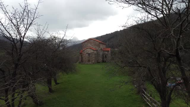 Santa Cristina de Lena Oviedo，西班牙阿斯图里亚斯教堂。视频素材