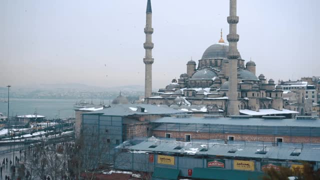 伊斯坦布尔Eminönü，叶尼卡米清真寺，加拉塔桥下的雪视频素材