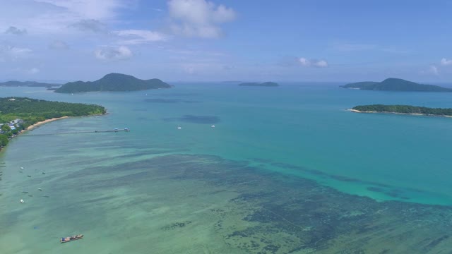 鸟瞰图泰国传统长尾渔船在热带海洋美丽的海滩在普吉岛泰国，令人惊叹的自然鸟瞰图景观高角度的视图，旅游和旅游的概念视频素材