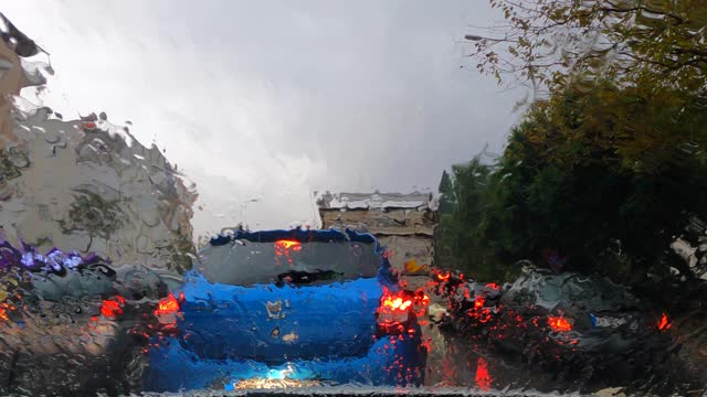 雨中的汽车视频素材