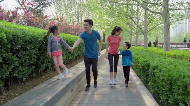 快乐的年轻家庭在公园锻炼，4K视频素材画面1
