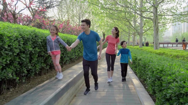 快乐的年轻家庭在公园锻炼，4K视频素材画面2