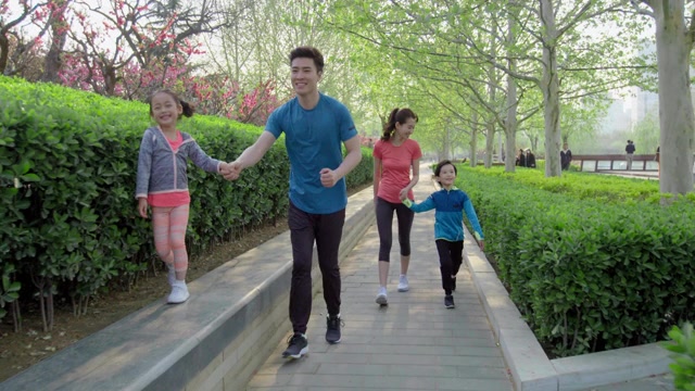 快乐的年轻家庭在公园锻炼，4K视频素材画面3