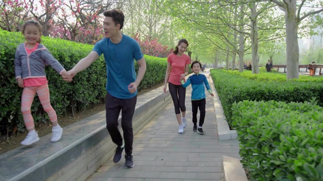 快乐的年轻家庭在公园锻炼，4K视频素材画面4