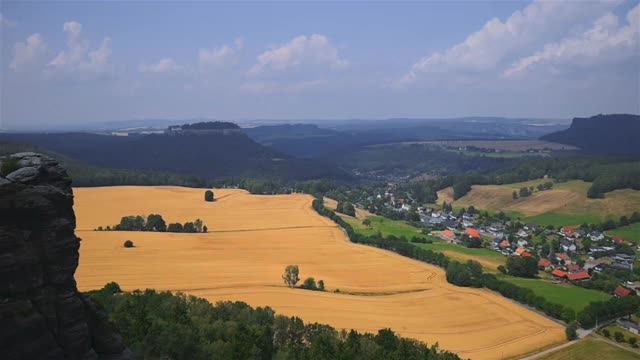 易北砂岩山- Königstein和Lilienstein(从Pfaffenstein看到)，撒克逊瑞士，德国视频素材