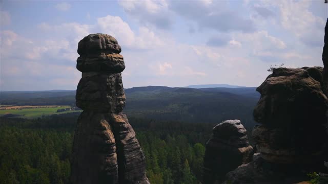 易北砂岩山(从Pfaffenstein看到)，撒克逊瑞士，德国视频素材