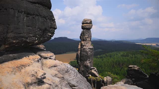 易北砂岩山(从Pfaffenstein看到)，撒克逊瑞士，德国视频素材