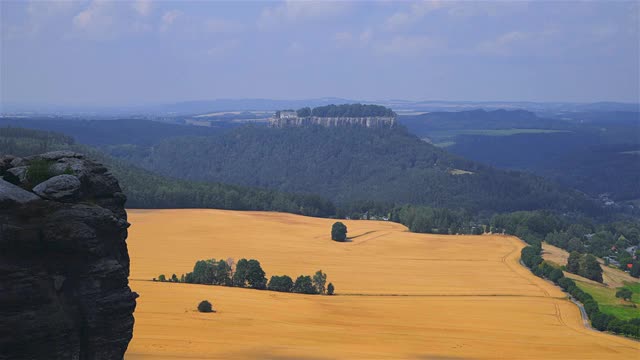 易北砂岩山- Königstein和Lilienstein(从Pfaffenstein看到)，撒克逊瑞士，德国视频素材