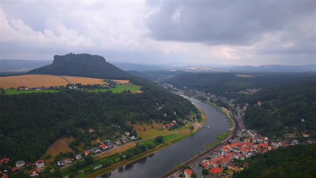 城镇Königstein与易北砂岩山易北河(从Königstein要塞看到)，瑞士撒克逊，德国视频素材