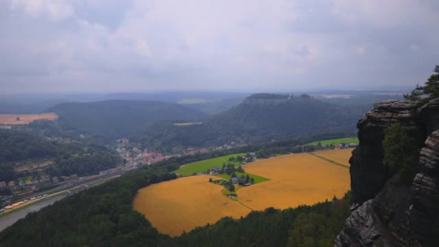 城镇Königstein与易北砂岩山易北河(从利连斯坦看到)，撒克逊瑞士，德国视频素材