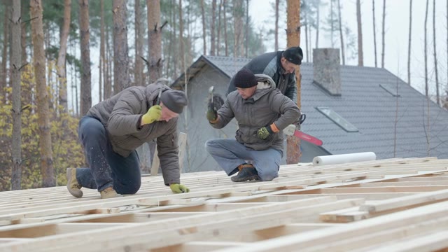建筑工人正在屋顶上工作。视频素材画面1