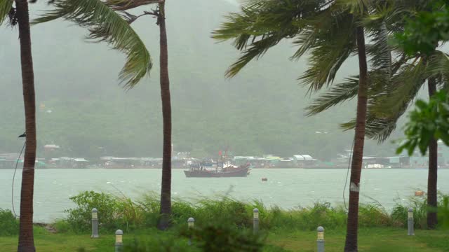 在大雨和暴风下停靠在港口的船只。热带风暴的概念。包含自然声音视频素材