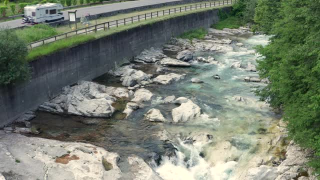 可怕的塞里奥河和流水塞里亚纳山谷视频素材